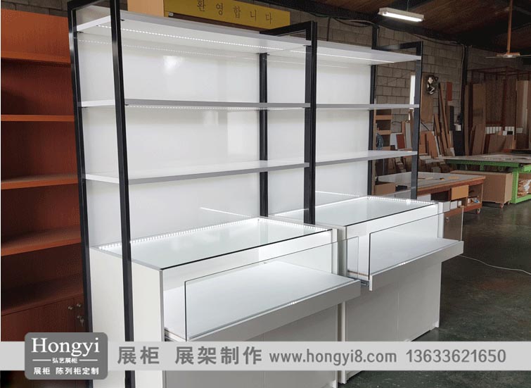 鐵木結(jié)合白色烤漆展柜